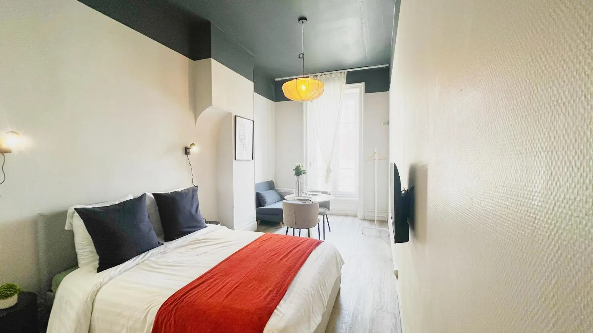 Suite Opium Lyon 0*,  France