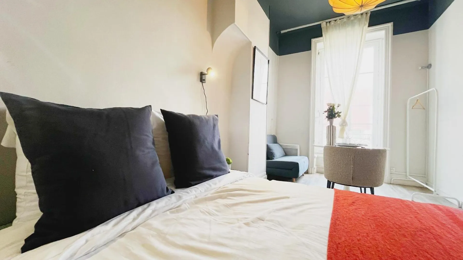 Suite Opium Lyon 0*,